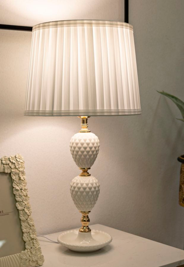 Glam bordlampe i keramik, jern og stof – 30x57 cm