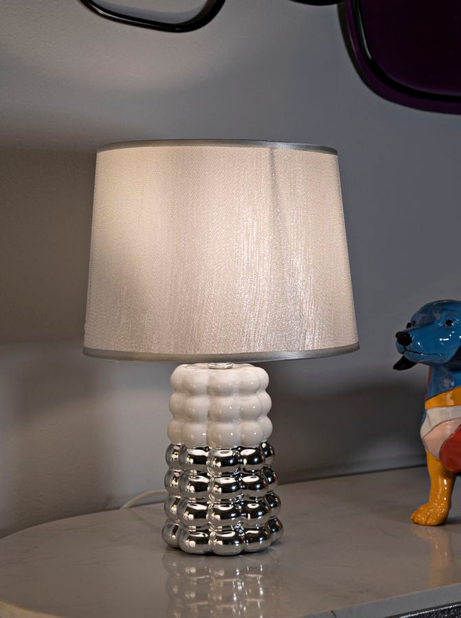 Glam bordlampe i keramik, jern og stof – 23x33 cm