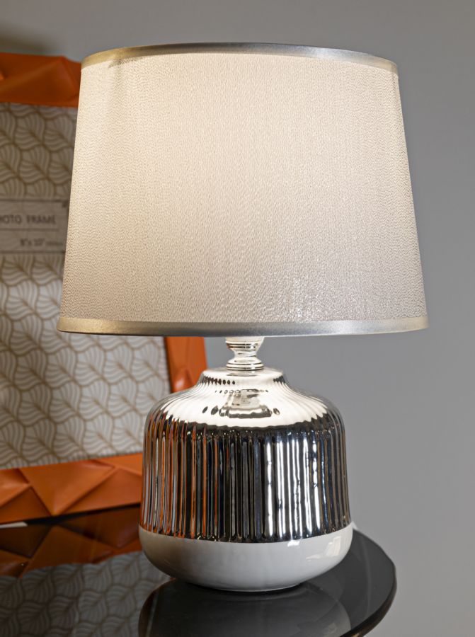 Glam bordlampe i keramik, jern og stof – 20x29 cm