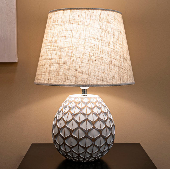 Bord i hvid af polyresin, jern og stof – 35x52 cm