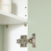 Få mere plads på badeværelsesvæggen - Med dette praktiske vægskab i trendy grøn!