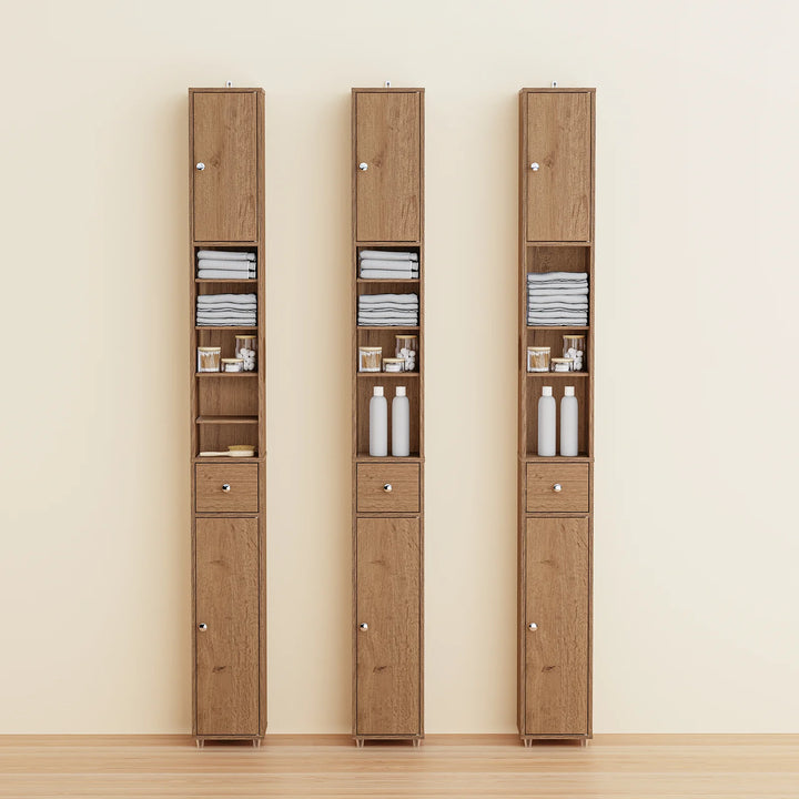 Stilfuldt badeværelsesskab i naturligt trælook (20 x 20 x 180 cm)