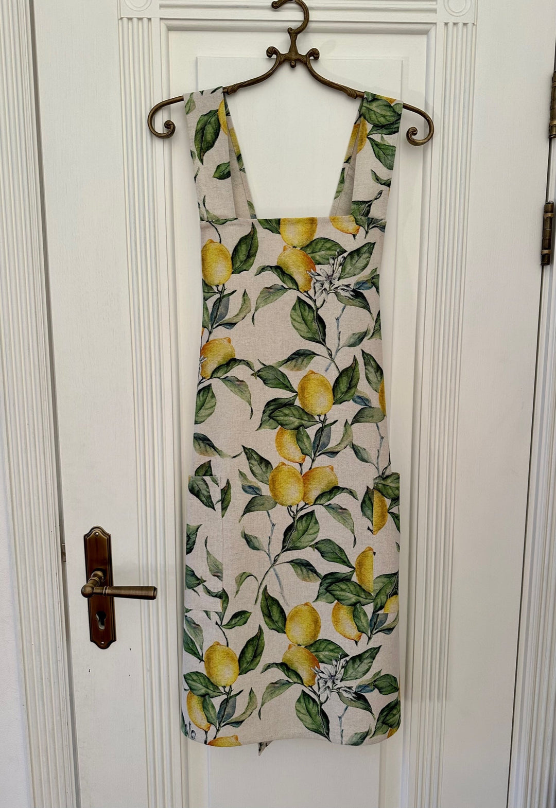 Forklæde til kvinder med krydsstropper i bomuld og hør, Lemon Linen kollektion