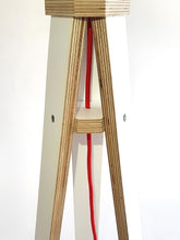 WANDA Gulvlampe 45x140cm - Hvid / Hvid Lampeskærm / Rød
