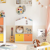 House Shape Design Toy Shelf Storage med 2 stof skuffer placeret i soveværelset med andet legetøj til børn