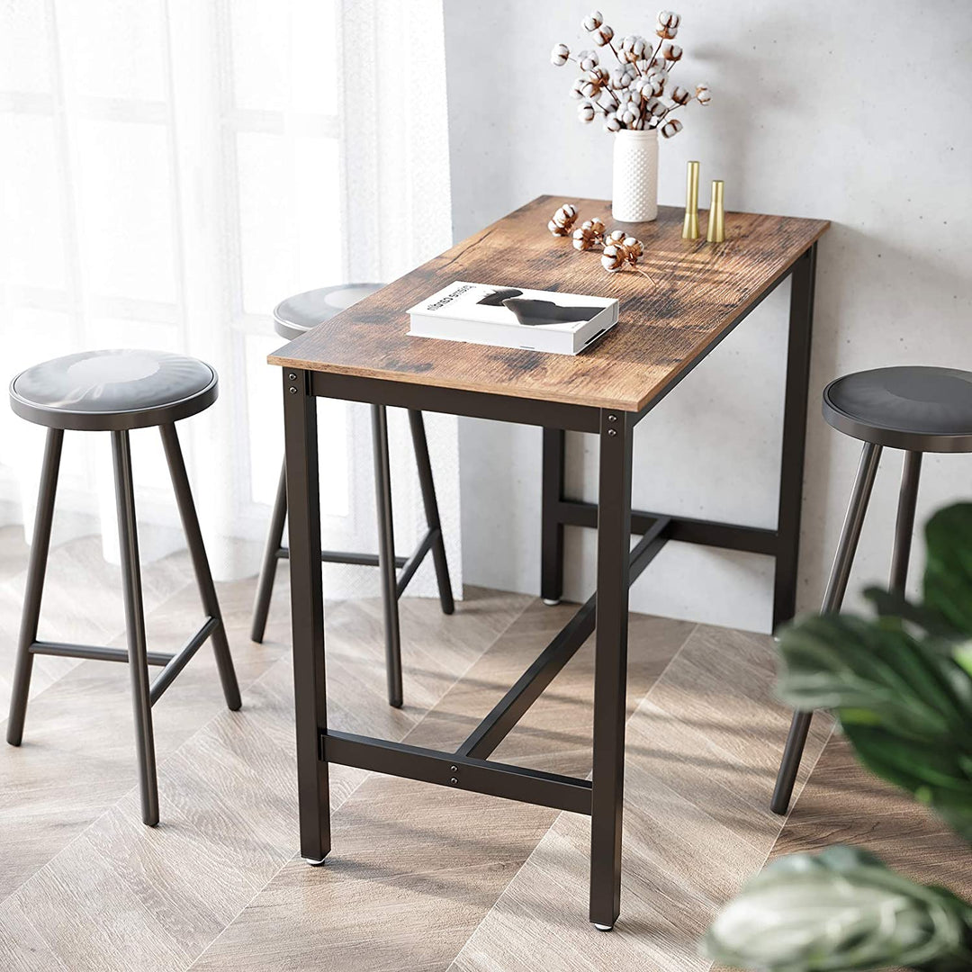 a table and chairs are in a room