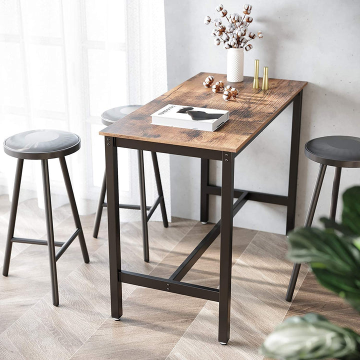 a table and chairs are in a room