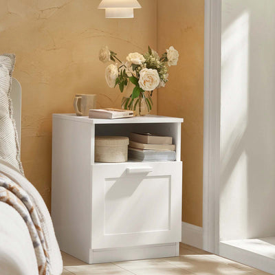 Enkelt sidebord / natbord / sengebord i skandinavisk design, 39 x 39 x 55 cm, hvid