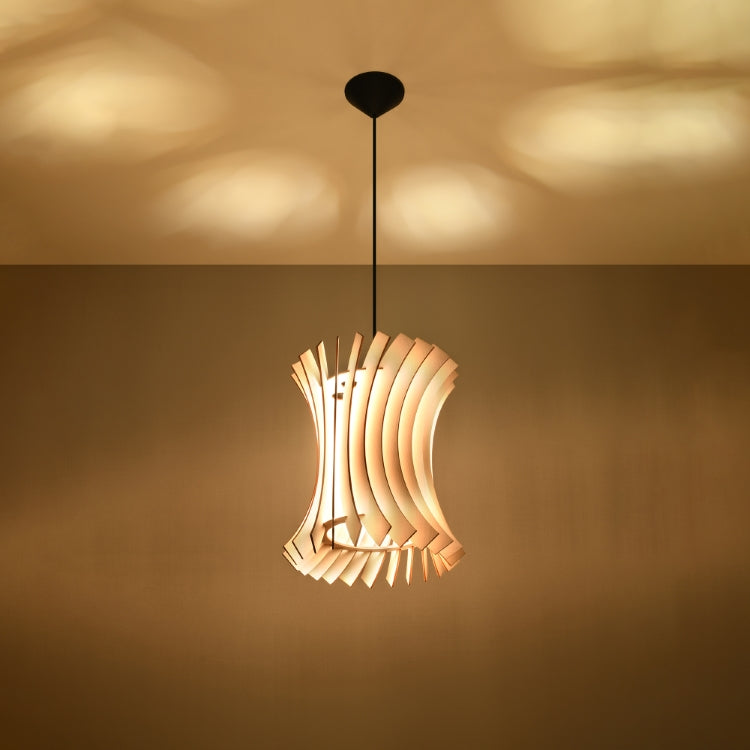 Trælampe-pendel i lyst bambus tændt med varmt lys, japandi-stil belysning i moderne dansk hjem