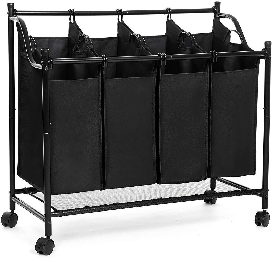 Vasketøjskurv med 4 rum til sortering placeret i et lyst badeværelse