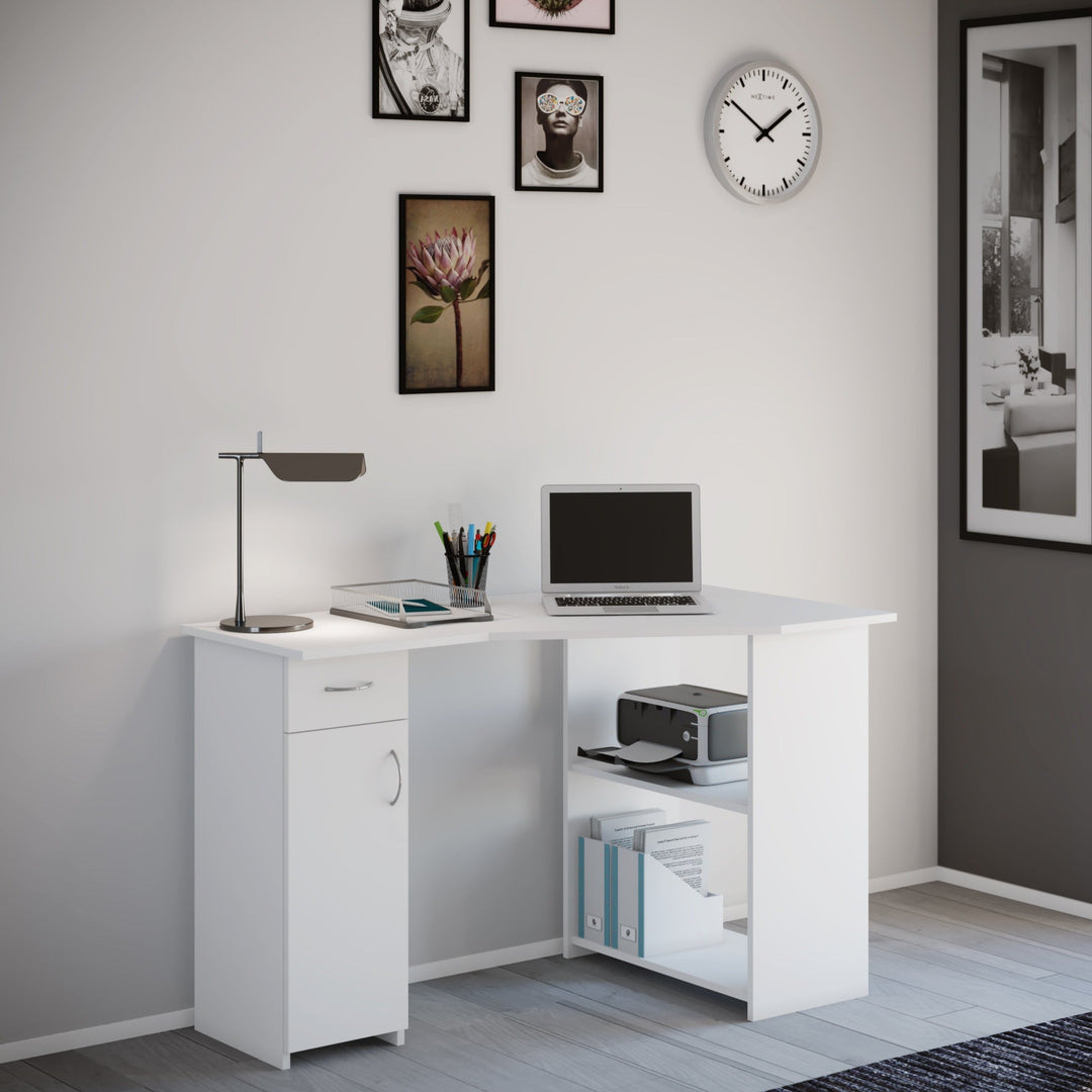 Smalt hvidt hjørneskrivebord placeret i lyst hjemmekontor med eg-gulv og minimalistisk skandinavisk indretning under 5 m²