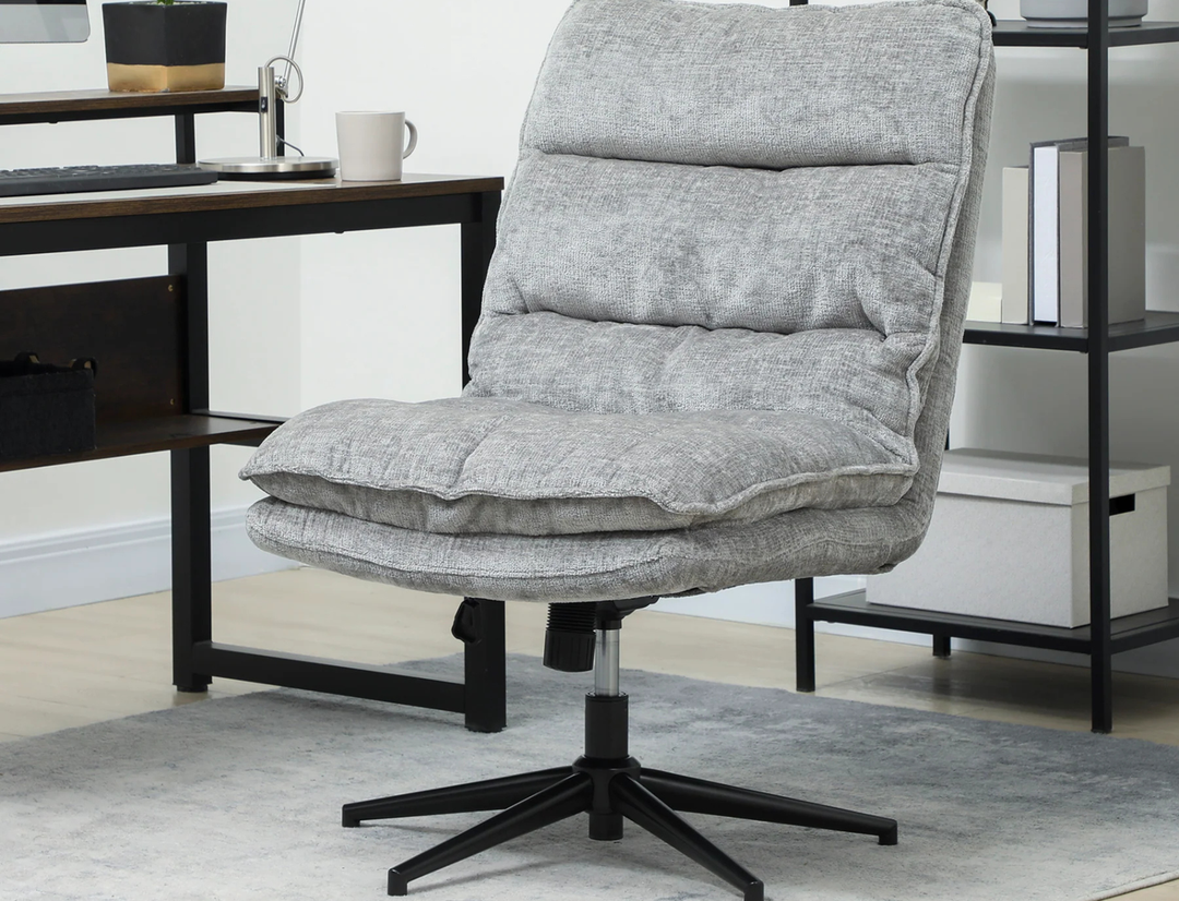 Ergonomisk kontorstol ved et skrivebord