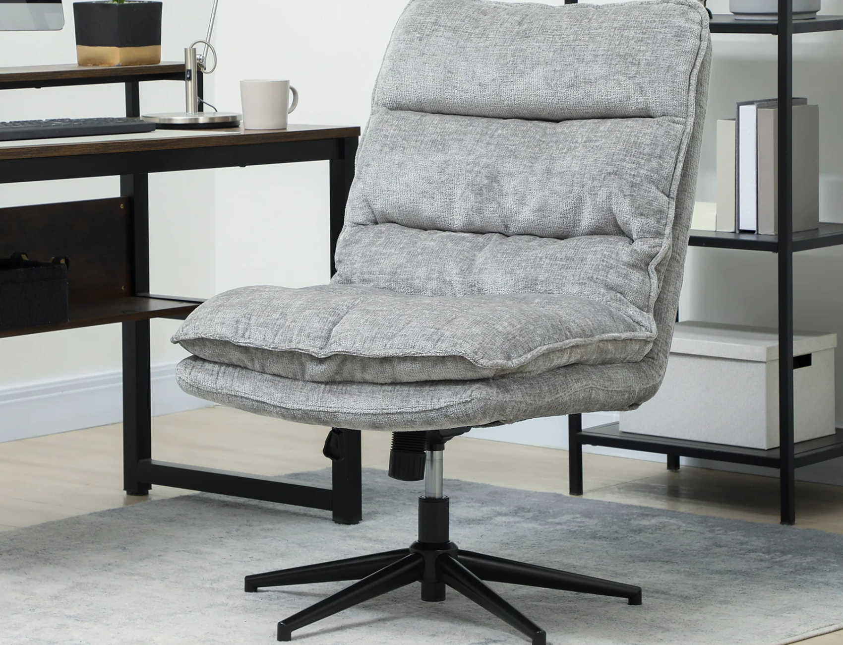 Ergonomisk kontorstol ved et skrivebord