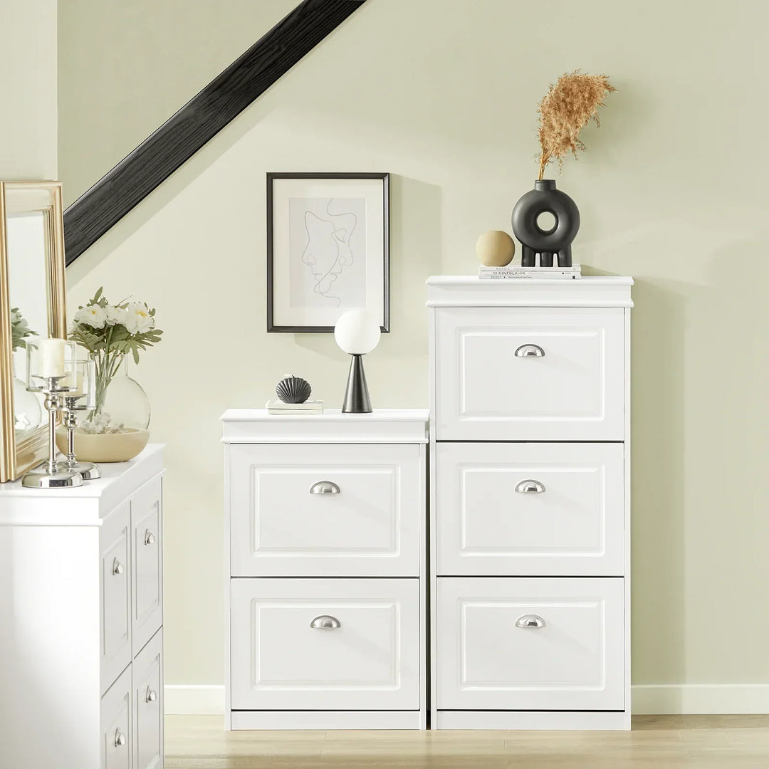 Smart hvid skoskab med vippefunktion, 53 cm bred og 117 cm højt, monteret i smal dansk entré