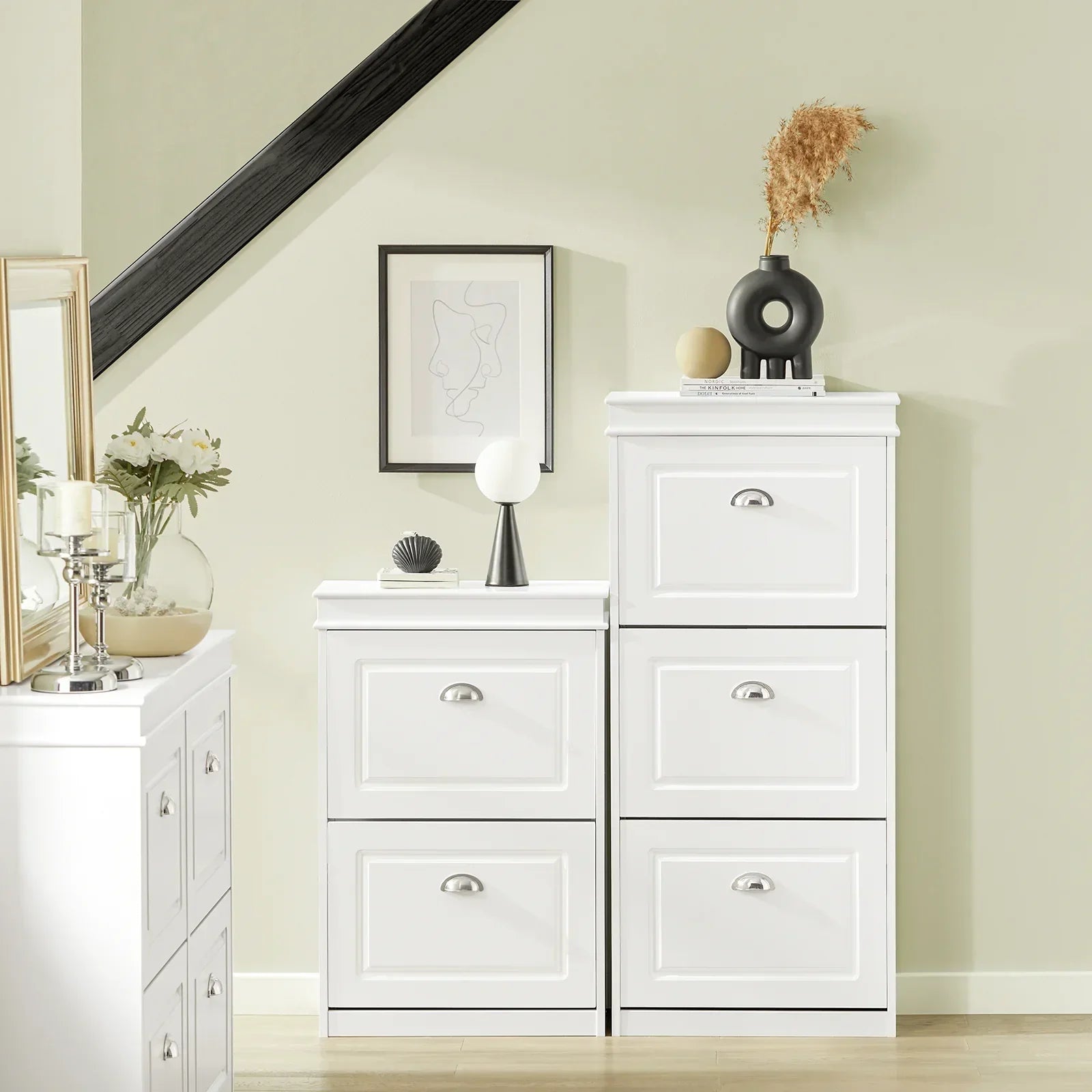 Smart hvid skoskab med vippefunktion, 53 cm bred og 117 cm højt, monteret i smal dansk entré