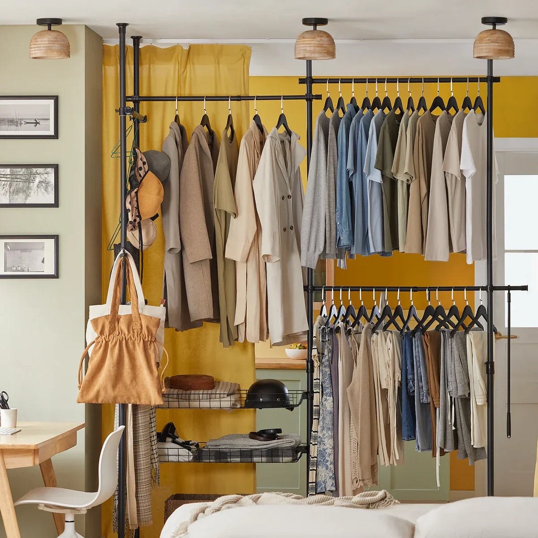 Walk-in closet bøjlestang i et soveværelse med gule vægge
