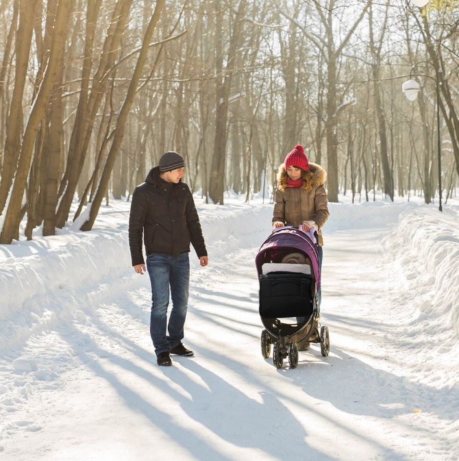 Vinter med baby: Sådan holder du barnet varmt under gåture