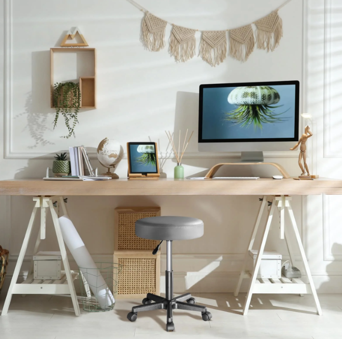 Fra sminkebord til arbejdsstation: Sådan finder du den perfekte skammel til dit rum