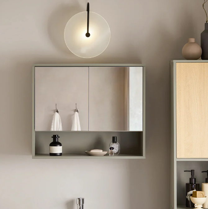 6 vægmonterede spejlskabe der frigiver din bordplade for altid