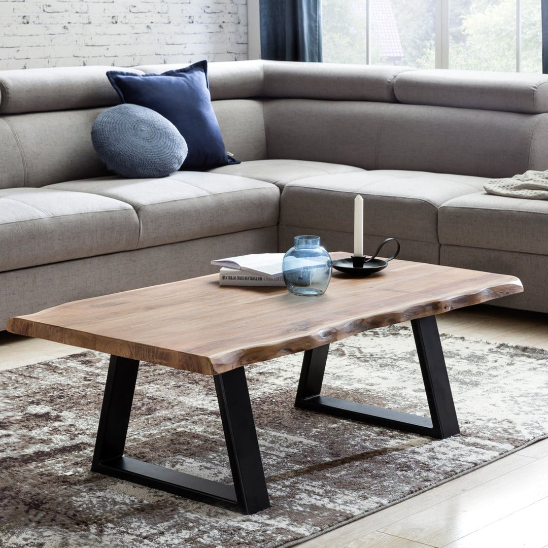Sofabord Gaya med råkant i akacietræ foran beige sofa i japandi-stue