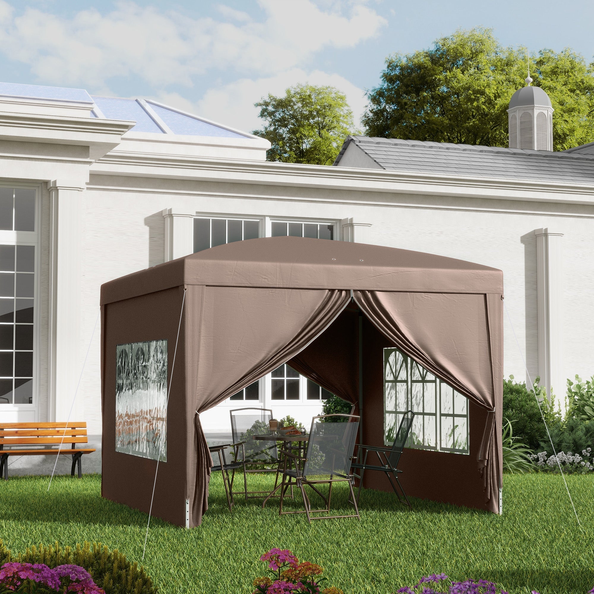 Brun pavillon med faste sidevægge opstillet på græsplæne foran hvidt hus med havestole indeni klar til sommerbrug