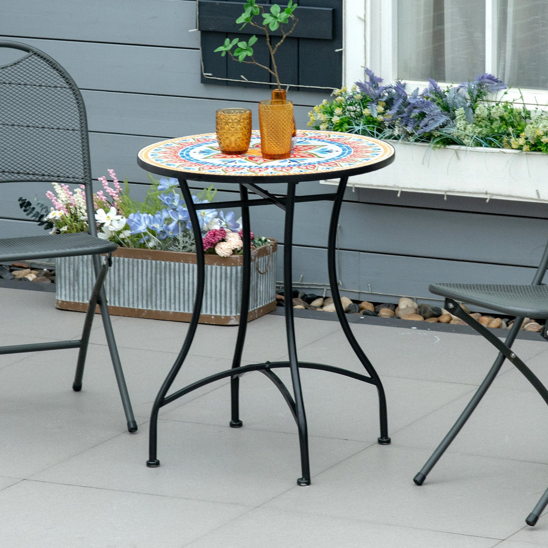 Rundt balkonbord 60 cm med farverig keramisk mosaik-bordplade på terrasse med plantekrukke og havestole i moderne udendørs miljø