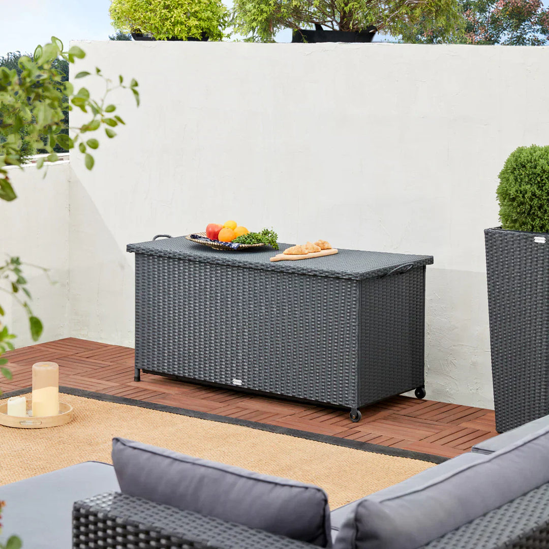 Sort polyrattan opbevaringskasse på terrasse med havesofa, krukker og frugt på låget, terrasse-stil