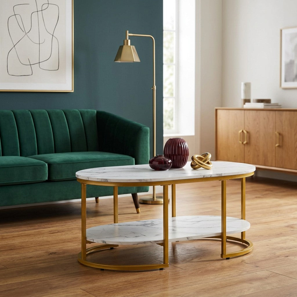 Ovalt marmorlook-sofabord med guldstel i en stue med smaragdgrøn velour og dyb vægfarve i Art Deco-stil