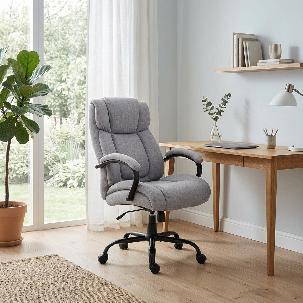 Lysegrå ergonomisk kontorstol ved skrivebord i lyst skandinavisk hjemmekontor med dagslys