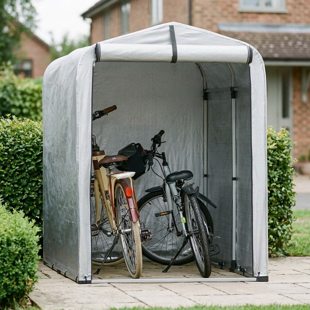 Soelvgraat cykeltelt med spidst tag staar i haven med cykler indeni