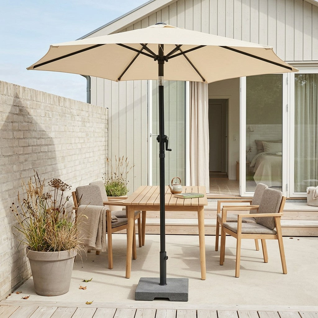 Beige parasol på en dansk træterrasse før tør og beskyttet opbevaring efter sommersæsonen
