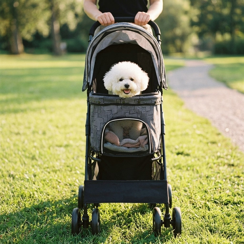 Lille hvid hund der kigger ud af en grå hundeklapvogn på en gåtur i parken