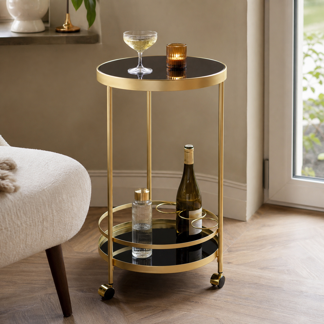 Det blanke glas- og guldbord står som ét kontrolleret glamourpunkt.