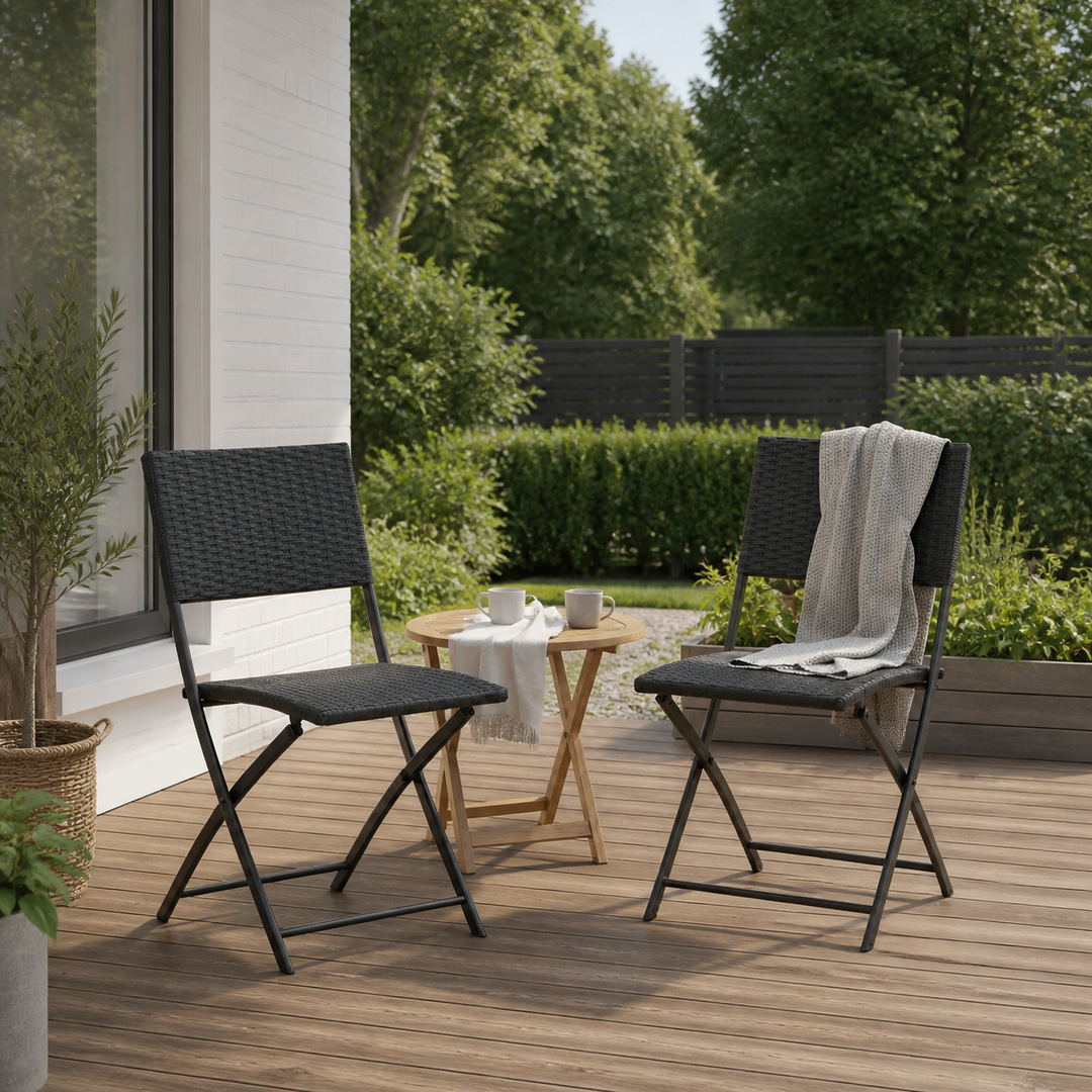 gæsteklar dansk terrasse med foldestole, sidebord og fri serveringsrute
