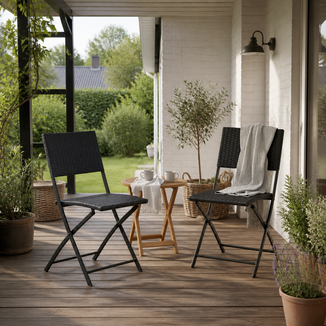 overdækket dansk terrasse med foldestole, sidebord og realistisk fri ganglinje
