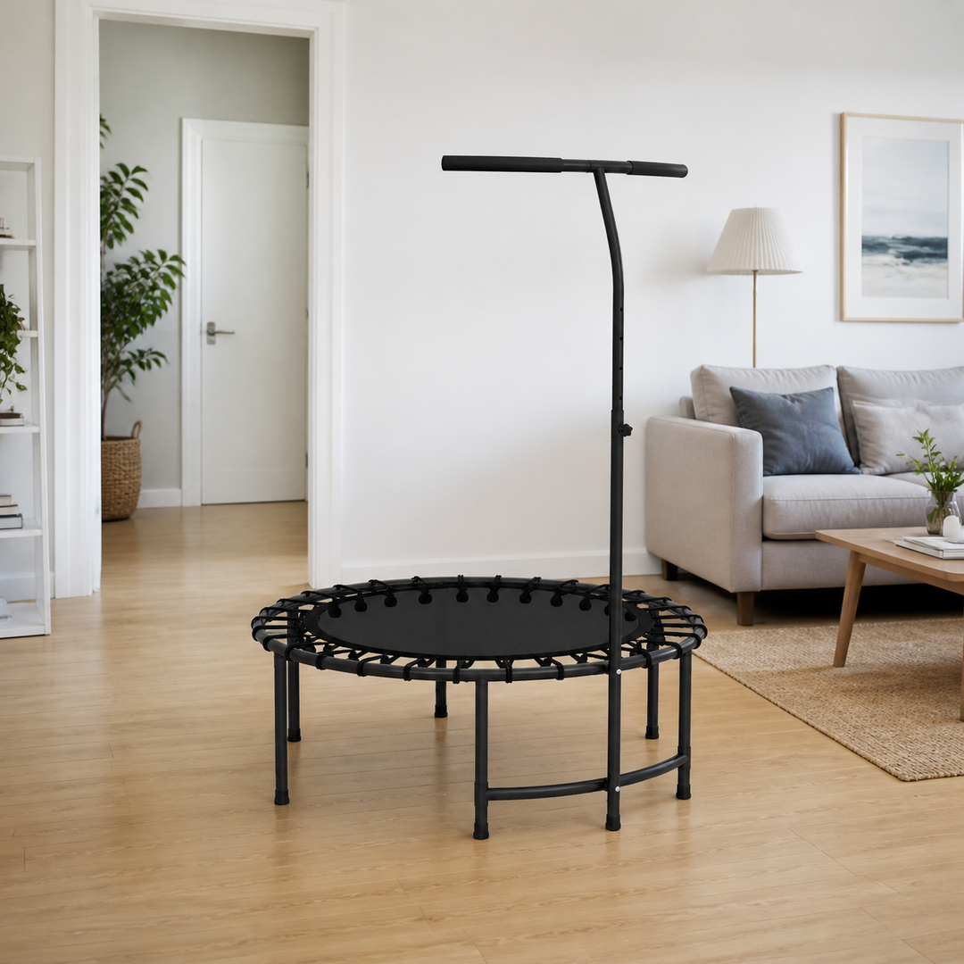 En lys beboet dansk stue med rebounderen på et frit, plant gulvfelt og tydelig afstand til sofa, lampe og væg