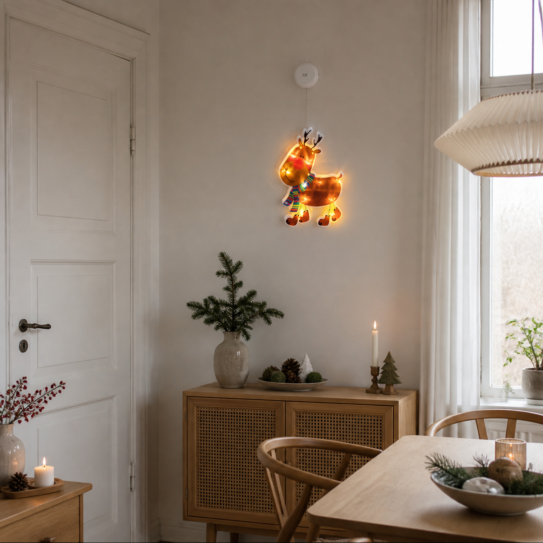 5 idéer til julepynt med mere ro vist med LED-lys hængende julepynt juledekoration rensdyr i et realistisk, beboet dansk hjem