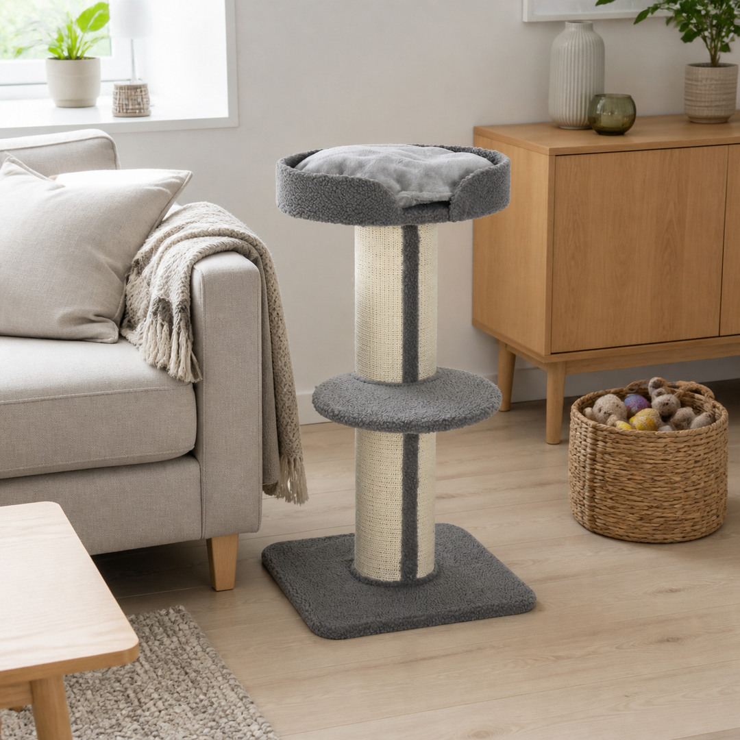 Gråt kradsetræ ved kanten af sofaen med fri passage