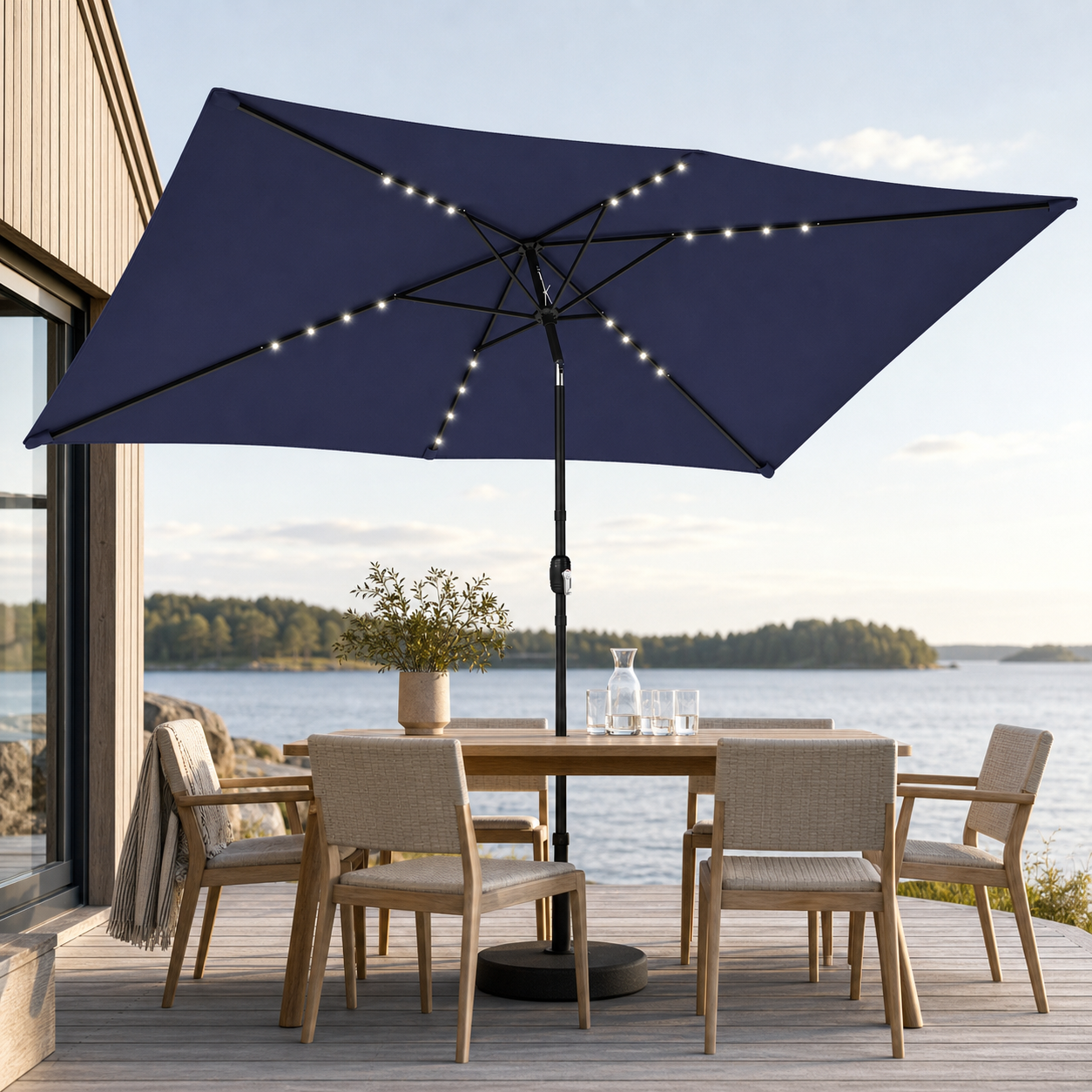 Marineblå rektangulær parasol med centerstang over et havebord på en nordisk terrasse