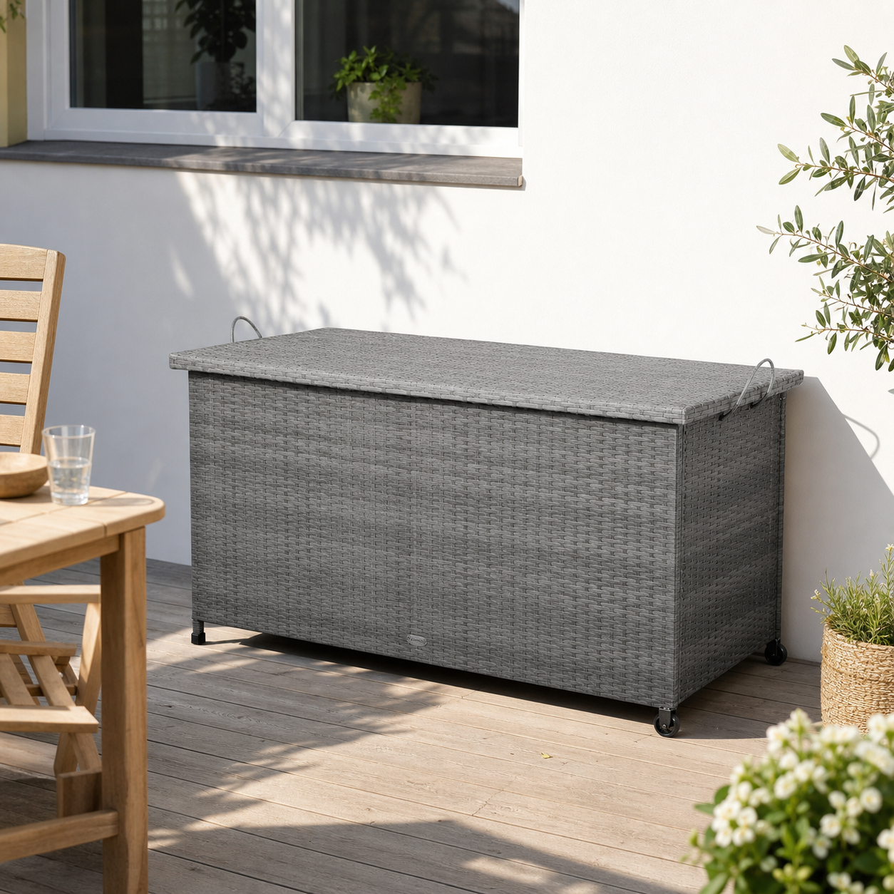Tre sorterede bunker ved terrasse med en stor opbevaringsboks til haven