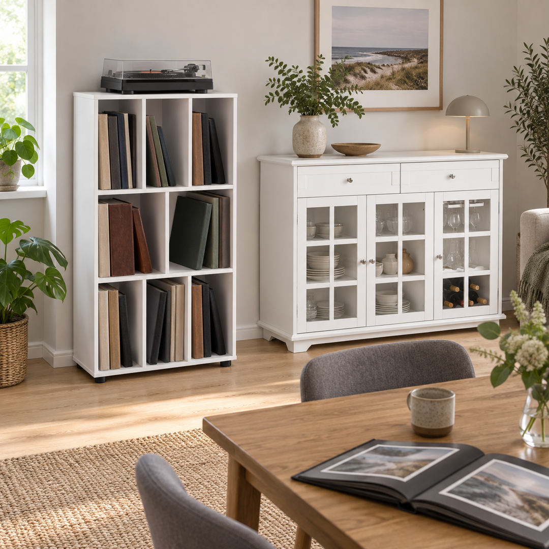 Den høje hvide bogreol i en almindelig dansk stue med en samling store fotoalbum