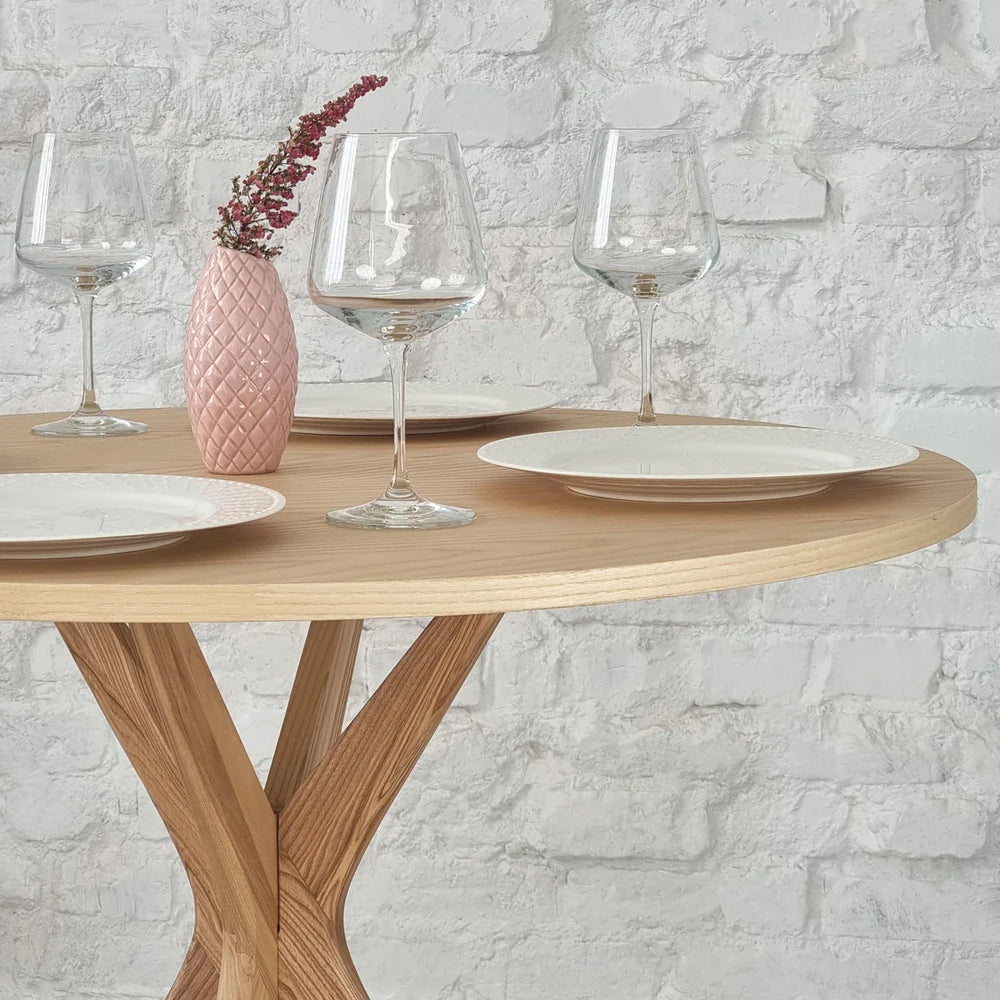 Guide: Sådan vælger du det rigtige spisebord – form, funktion og lang levetid