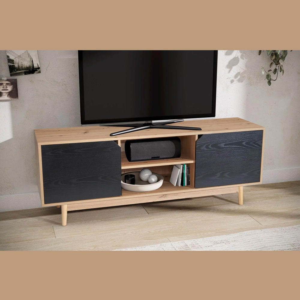 Tv-reol der samler teknik, opbevaring og ro i stuen