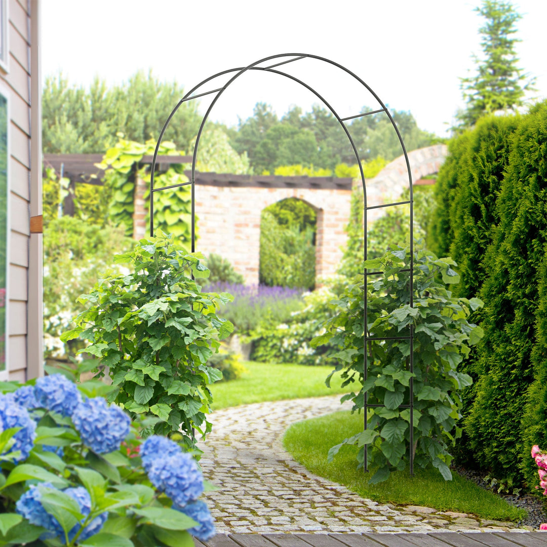 Sort metal havebue espalier 1,40 m bred opstillet i klassisk romantisk have med klatreplanter og hortensiaer