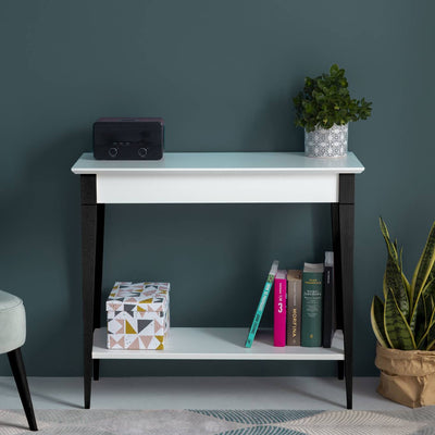 Udforsk vores udvalg af minimalistiske konsolborde i et væld af farver