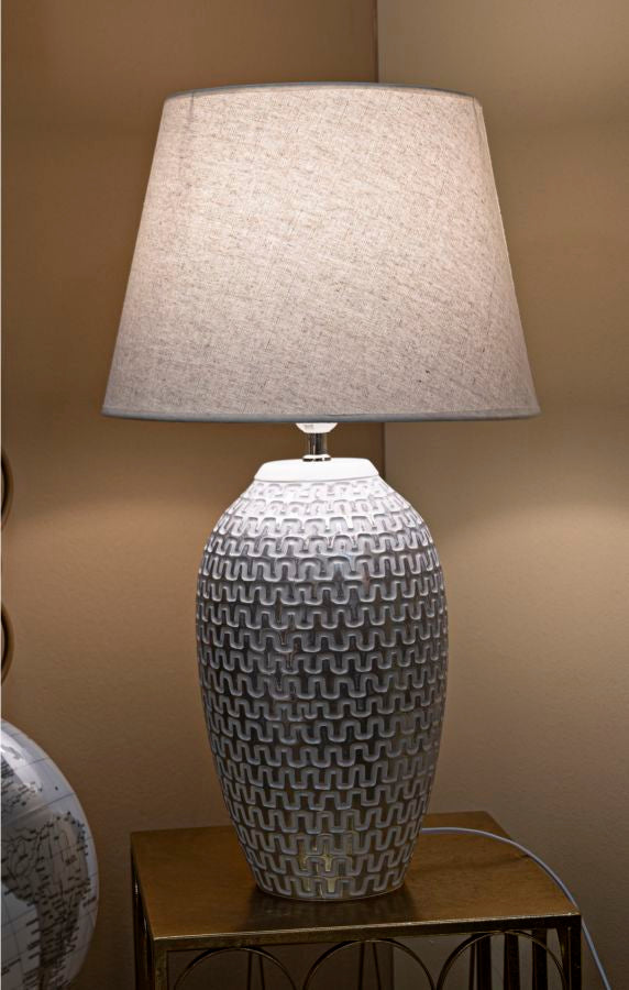 Moderne bordlampe i polyresin, jern and stof – 35x65 cm