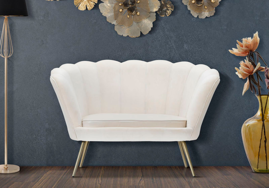 Glam sofa i creme-hvid, stof og metal – 130x74x84 cm