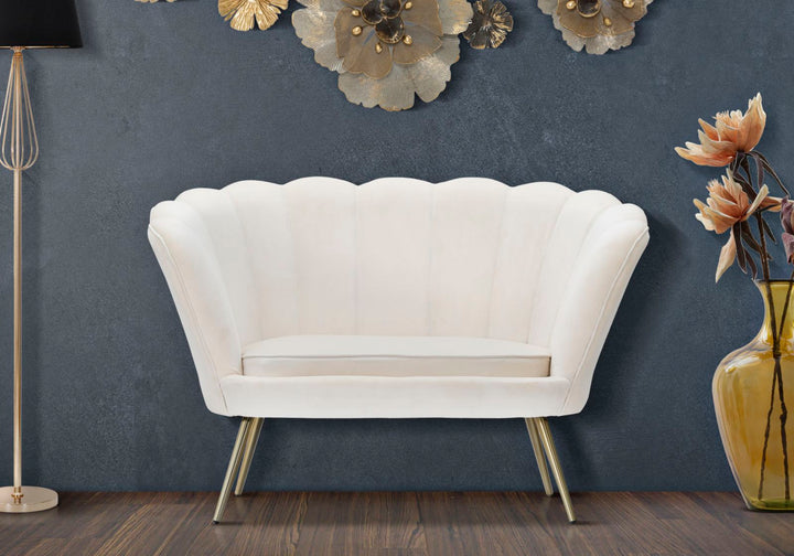 Glam sofa i creme-hvid, stof og metal – 130x74x84 cm