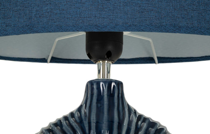 Bordlampe i keramik, jern og stof – 28x5x15 cm