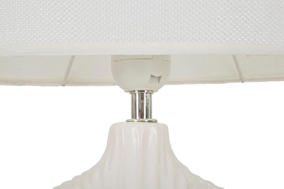 Bordlampe i hvid, keramik, jern og stof – 28x5x15 cm